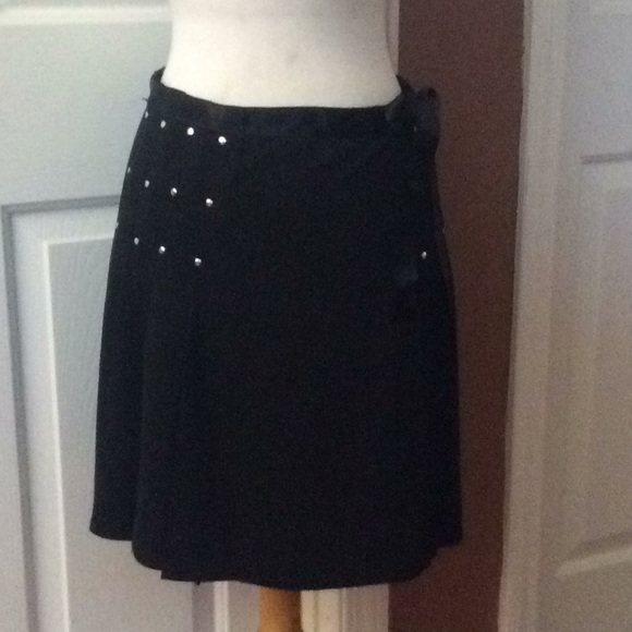 Q,U,E Black Pleated Wrap Skirt - Picture 1 of 6